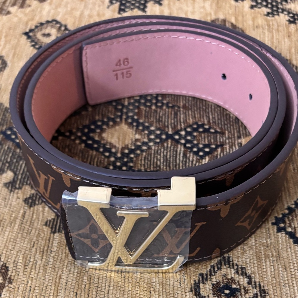 LV M-L UNISEX Fashionable Belt Fits
In excellent condition SEND OFFERS